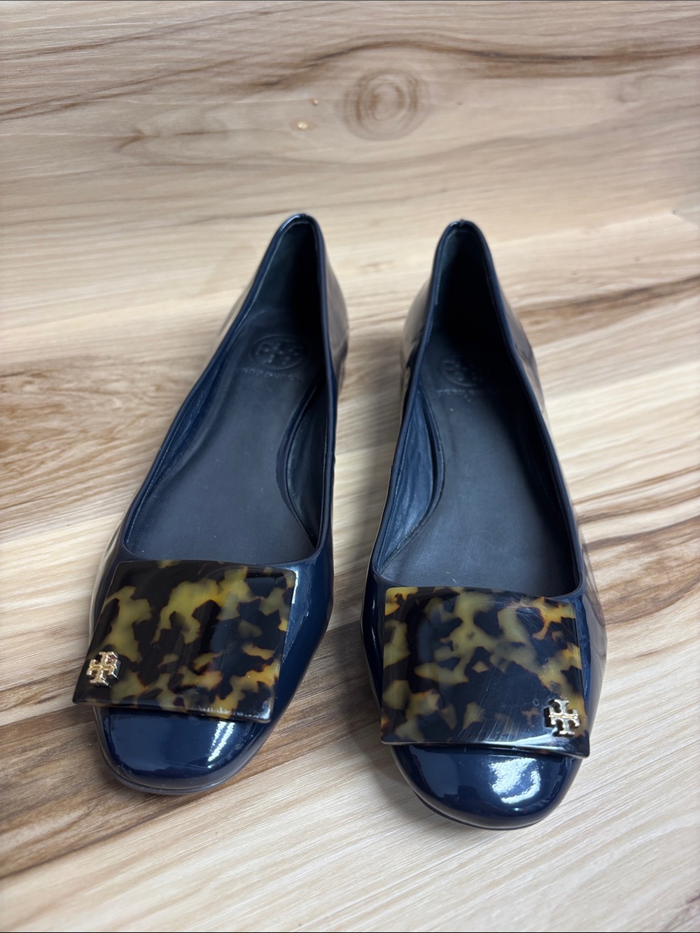 Tory Burch navy blue patent leather flat with a tortoiseshell square buckle 8.5